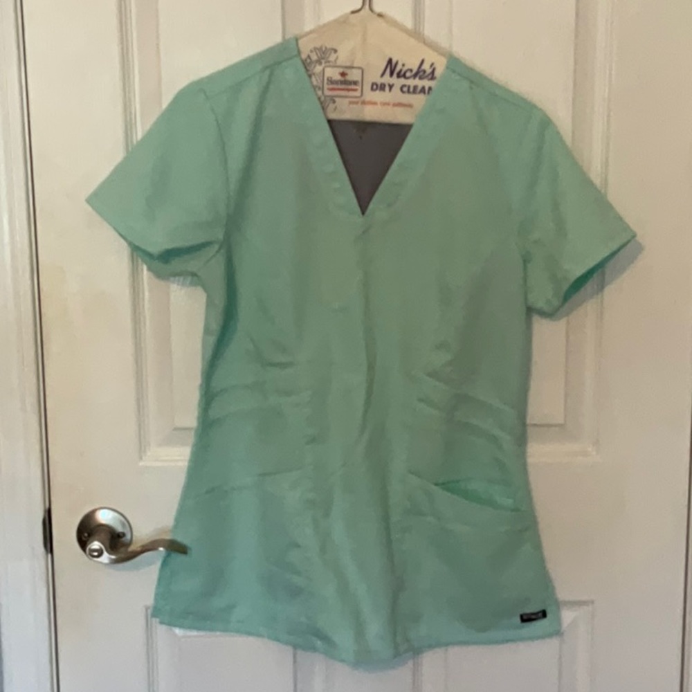 Grey’s Anatomy by Barco scrub top size small NEW
